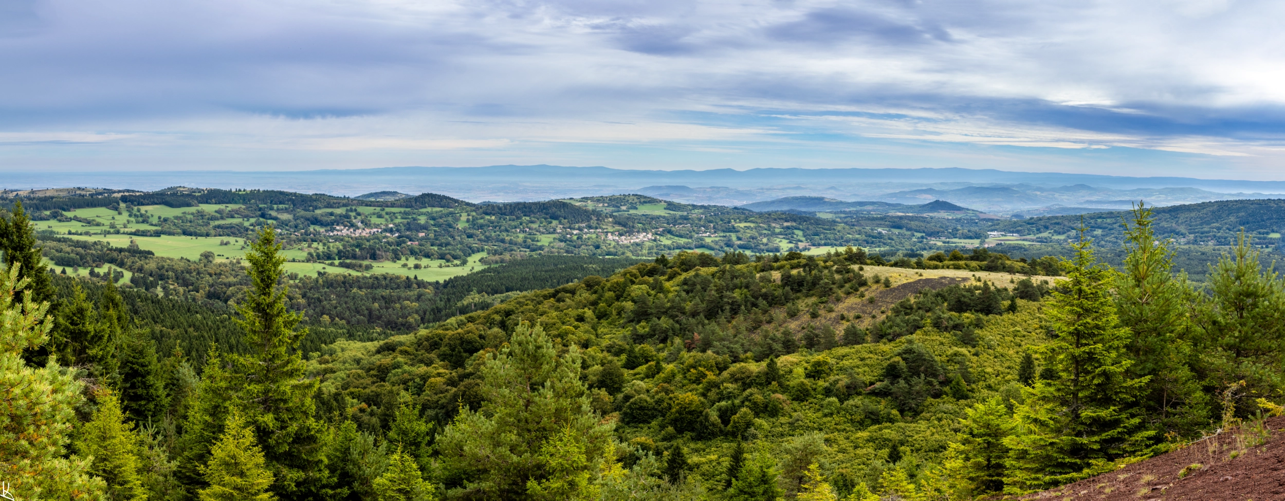 Lassolas - vue vers Beaune le chaud - St Genès-Champanelle